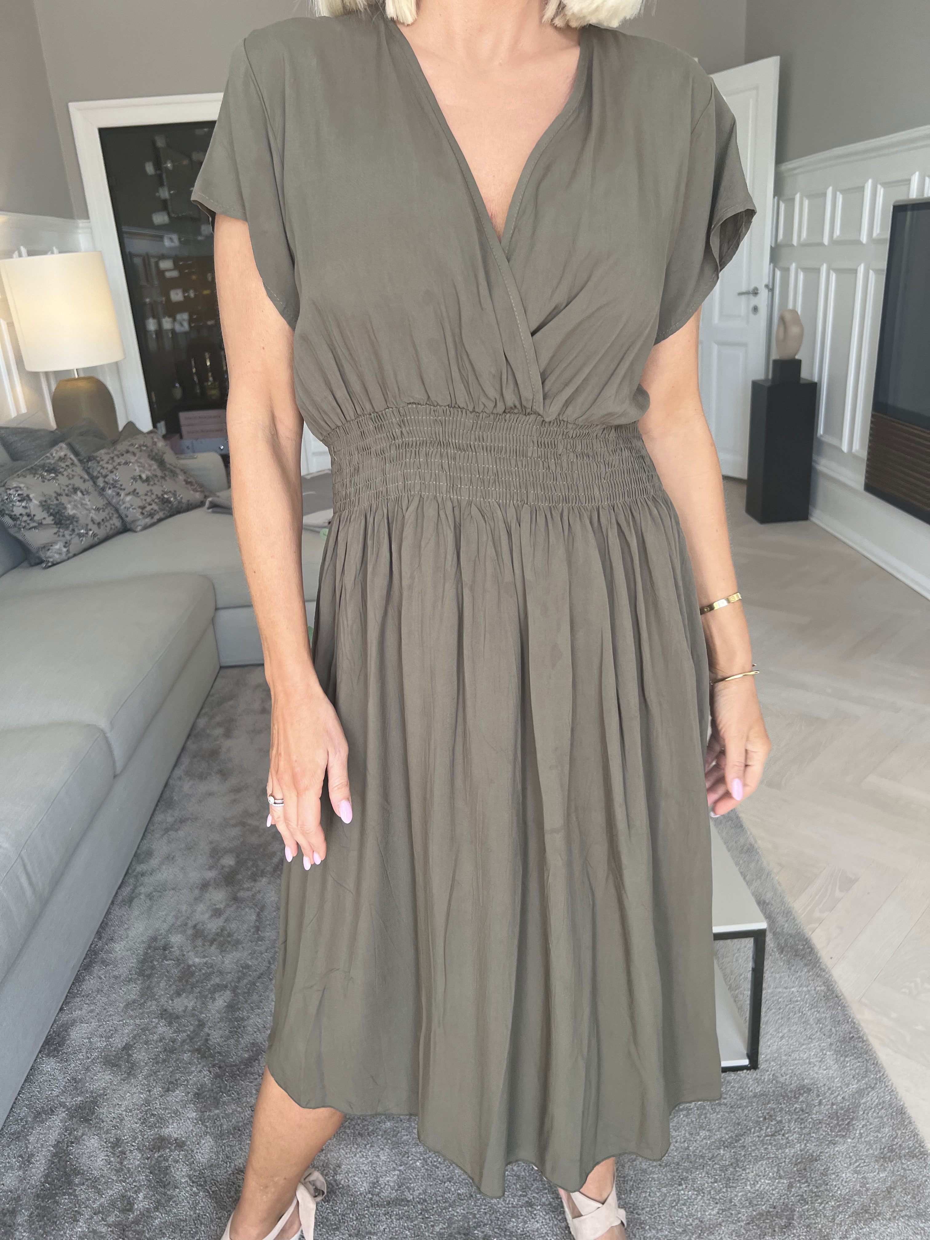 Misha Short - Sød plain kjole i viskose med smock under brystet